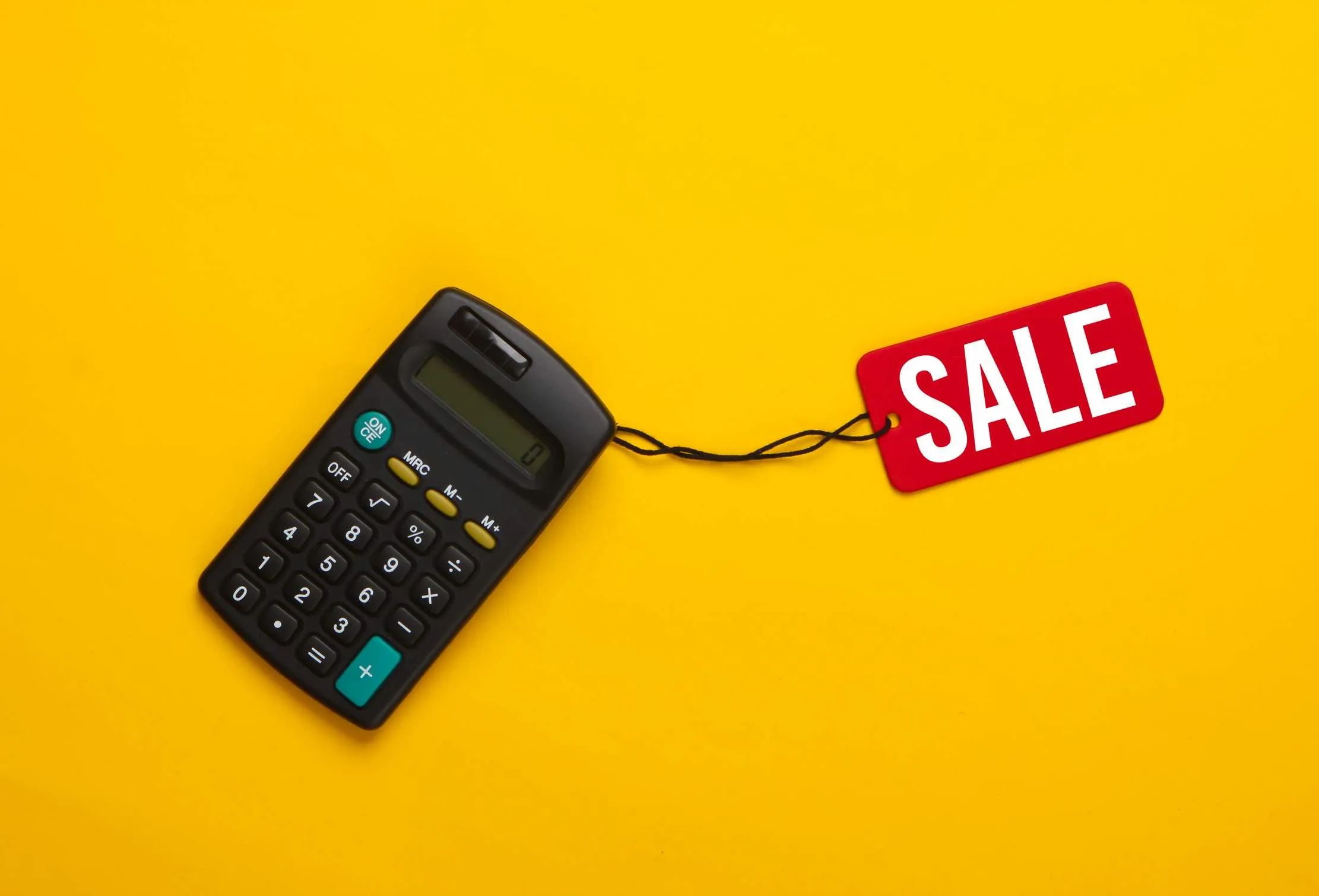 Calculatrice et etiquette promotionnelle representant promotions, remises et controles de marge