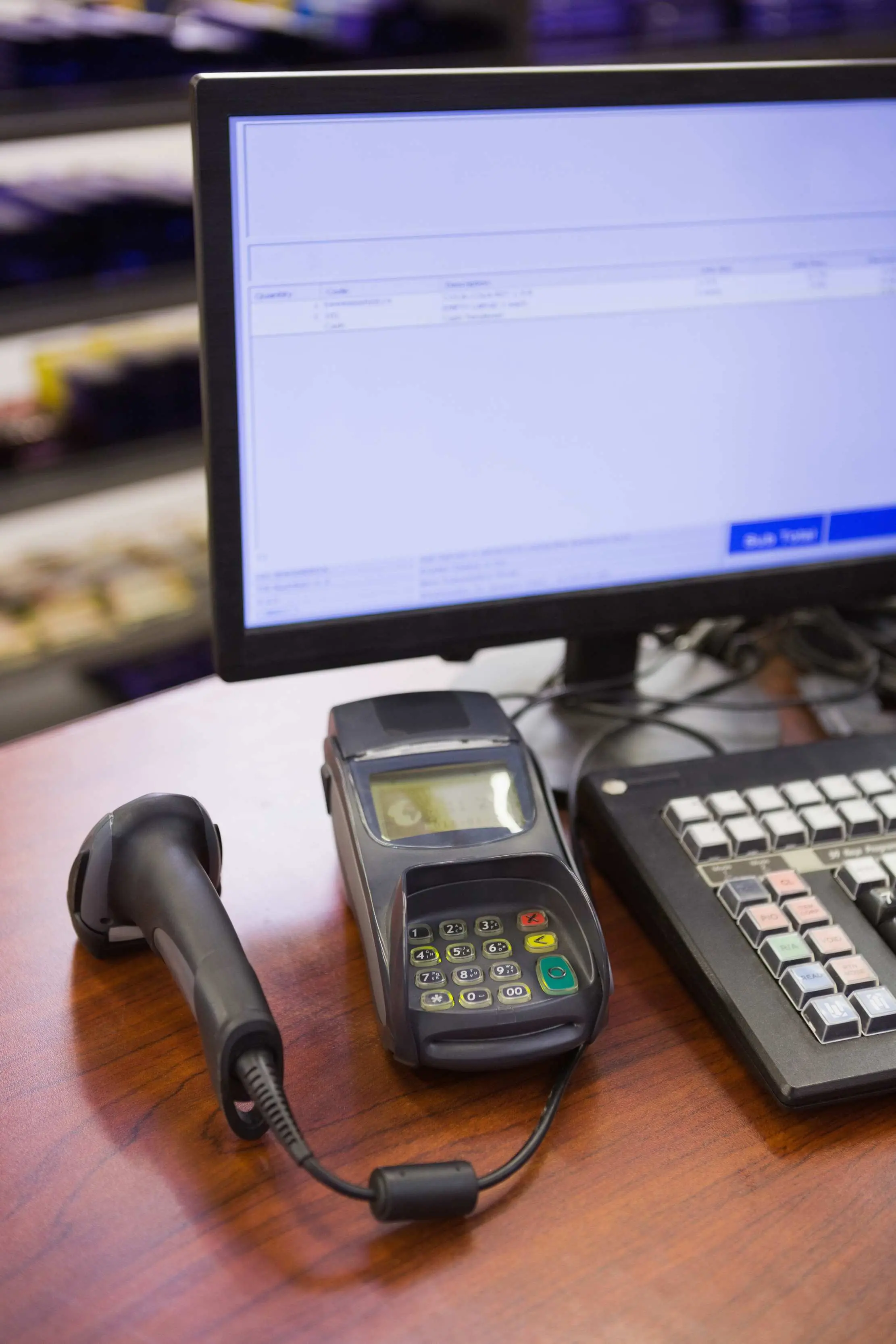 Poste de caisse avec scanner code-barres, terminal de paiement et équipement de reçu
