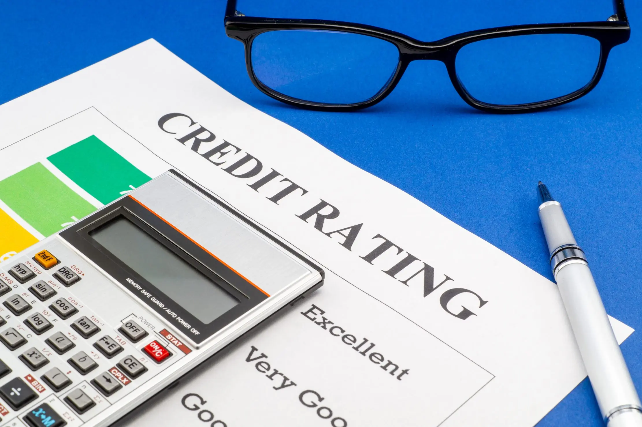 Fiche d’évaluation, calculatrice et lunettes représentant une limite de crédit client documentée