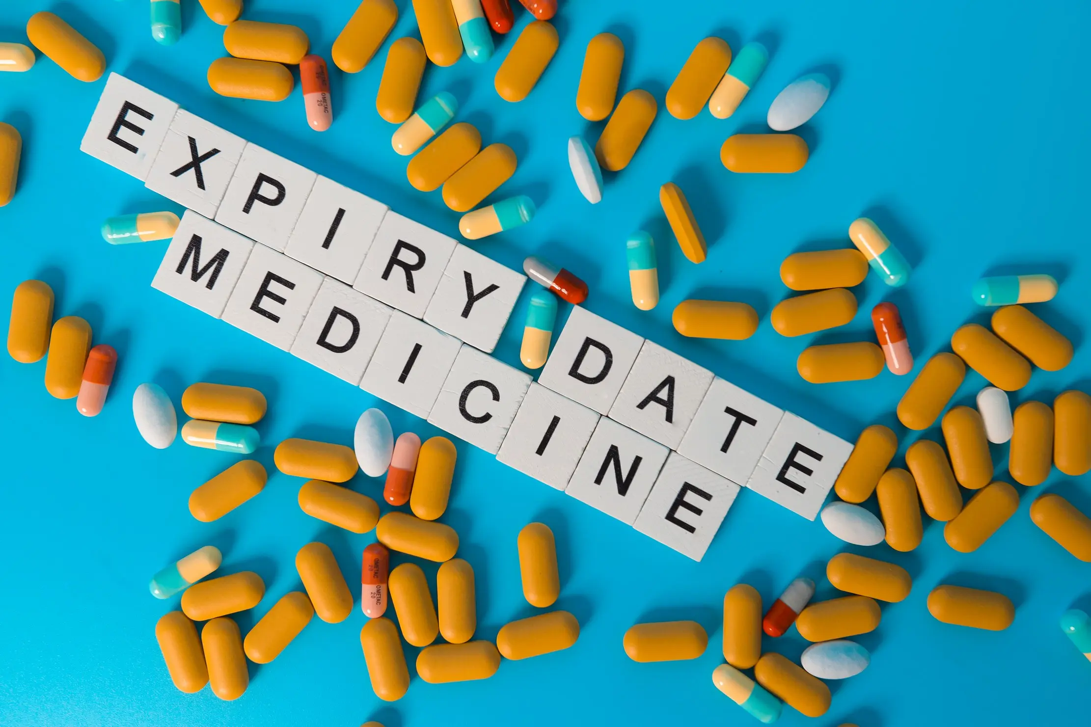 Médicaments disposés autour des mots expiry date pour rappeler le contrôle des dates de péremption