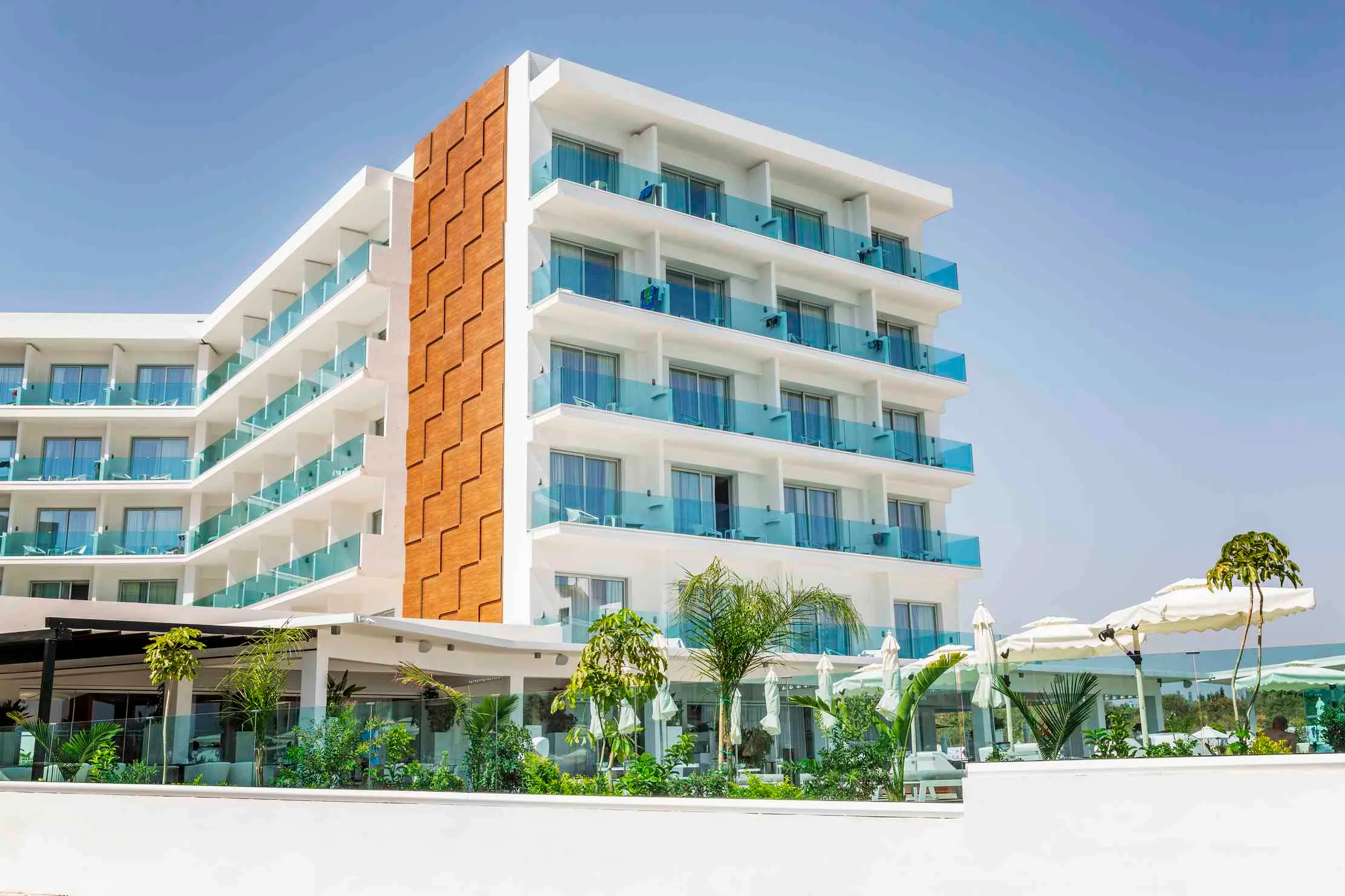 Exterieur d'hotel moderne adapte au systeme de gestion hoteliere Maduuka pour les entreprises d'hospitalite africaines