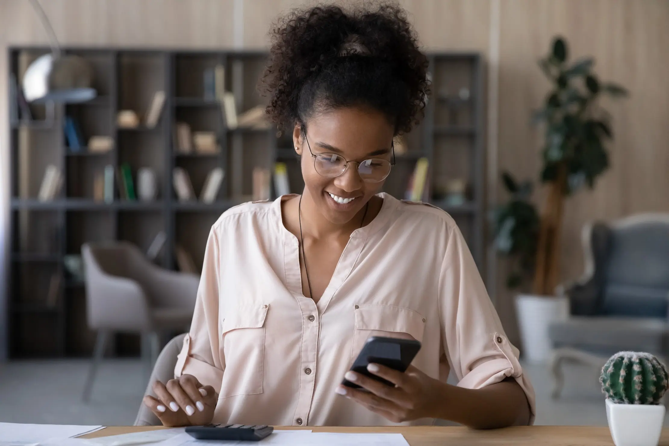 Gérante vérifiant un paiement mobile et le solde journalier sur un téléphone